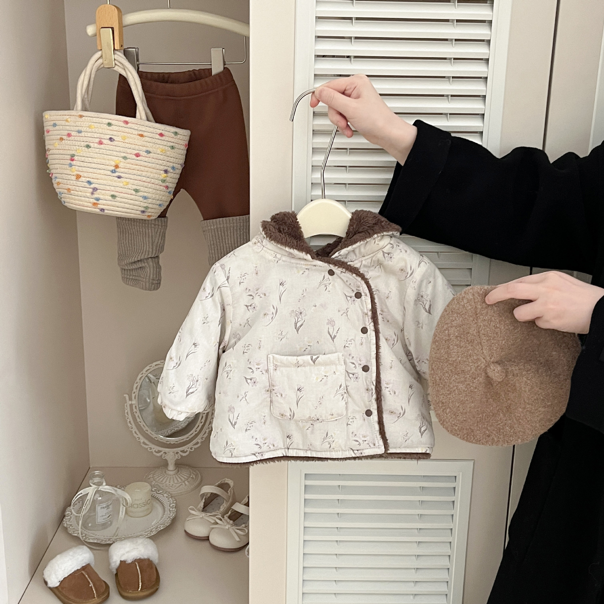 Invierno de bebés femeninos abrigo de algodón 2025 nuevo estilo para niños sombrero de aire extranjero y ropa de algodón de lana chaqueta de algodón caliente para bebés