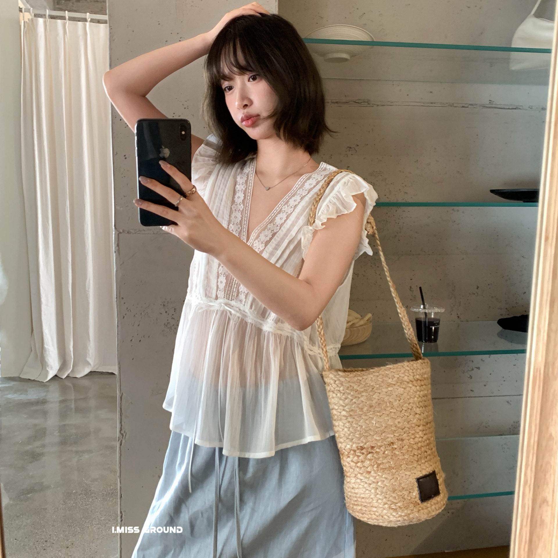 Áo sơ mi nữ cổ V ren hoa xếp tầng thêu hoa tay dài eo thắt dây — Xanh da trờicolor, màu trắng