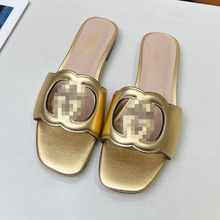 2025�ļ��¿����e�|��ƽ��һ����Ů�ǹ�ƴɫ���ϕr���⴩�������Q