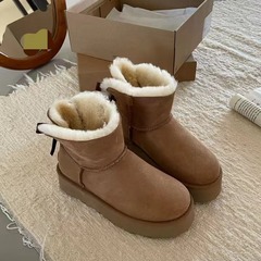 河南の桑の坂の村の羊の毛皮の一体の雪の靴の厚い底のシングルのリボンの女性のファッションの低い筒のショートブーツの経典の項