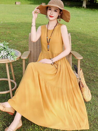 Middle-aged mother summer, high-quality cotton silk dress, 2026 new style, pure color, age-reducing vest, halter skirt, worn outside