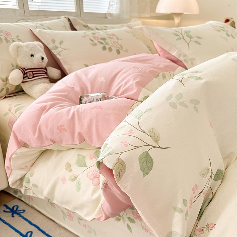 Cama de algodón de dibujos animados juego de cuatro piezas 2025 nuevo verano sábana de algodón edredón juego de tres piezas ropa de cama de dormitorio