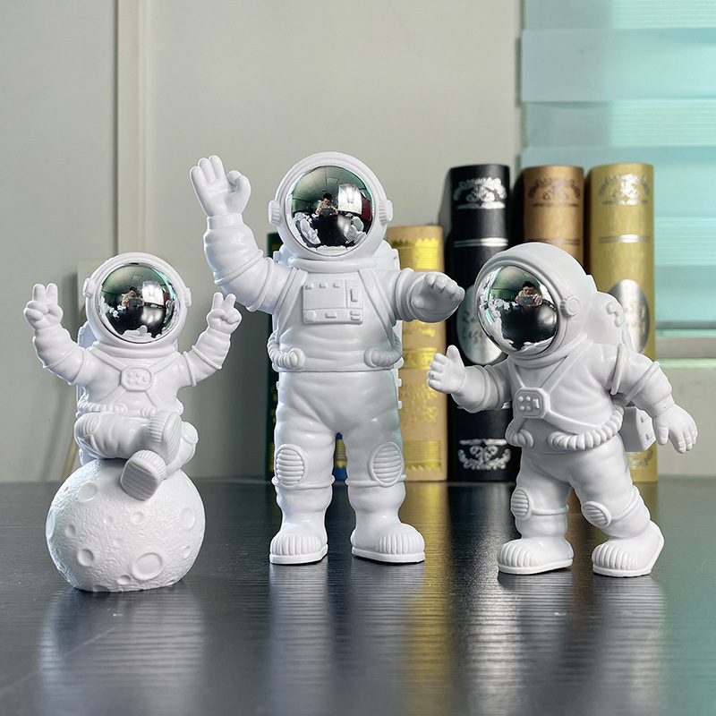 大サイズの宇宙飛行士が宇宙飛行士の客間の部屋の家の酒場の装飾品を飾って贈り物をして卸売りします。|undefined
