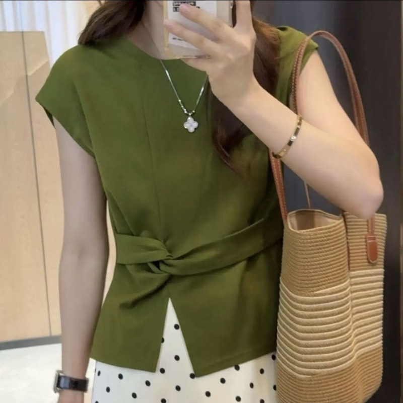 夏の新スタイルフライングスリーブピンチウエストツイストスリットヘムTシャツ女性用2025夏の新スタイルスリムラウンドネックトップ|undefined