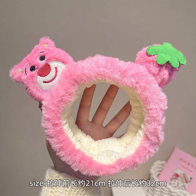 顔を洗って髪を洗って新型の少女の韓国の化粧をつけてマスクの専用のカチューシャをつけます。