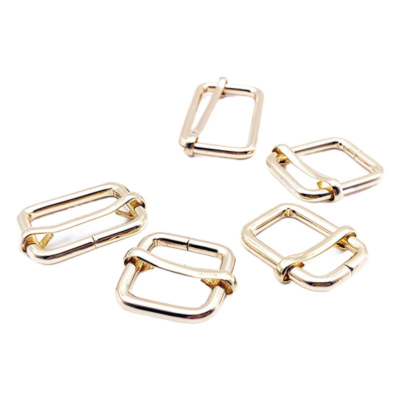 Accesorios de ferretería de alta gama en stock: hebilla metálica en D, hebilla ajustable, hebilla de cable de hierro, correa para bolso de mujer, hebilla de tres niveles.