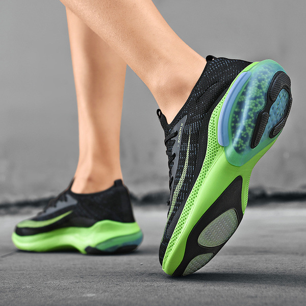 Summer breathable ultra light running sneakers made of mesh