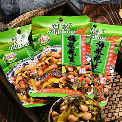 福建省香梅菜落花生の間食キムチネット赤同型落花生の下で料理を搾って袋を開けてインスタント食品を食べる