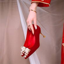 红色婚鞋2024年法式珍珠主婚纱新娘鞋尖头细跟绒面高跟单鞋女
