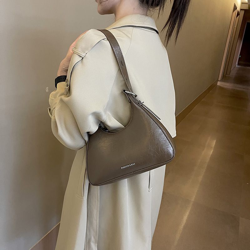 Nicho de alta calidad crack portátil pequeña bolsa para las mujeres 2023 nuevo otoño y el invierno de la moda bolsa de axilas todo-fósforo bolsa de hombro