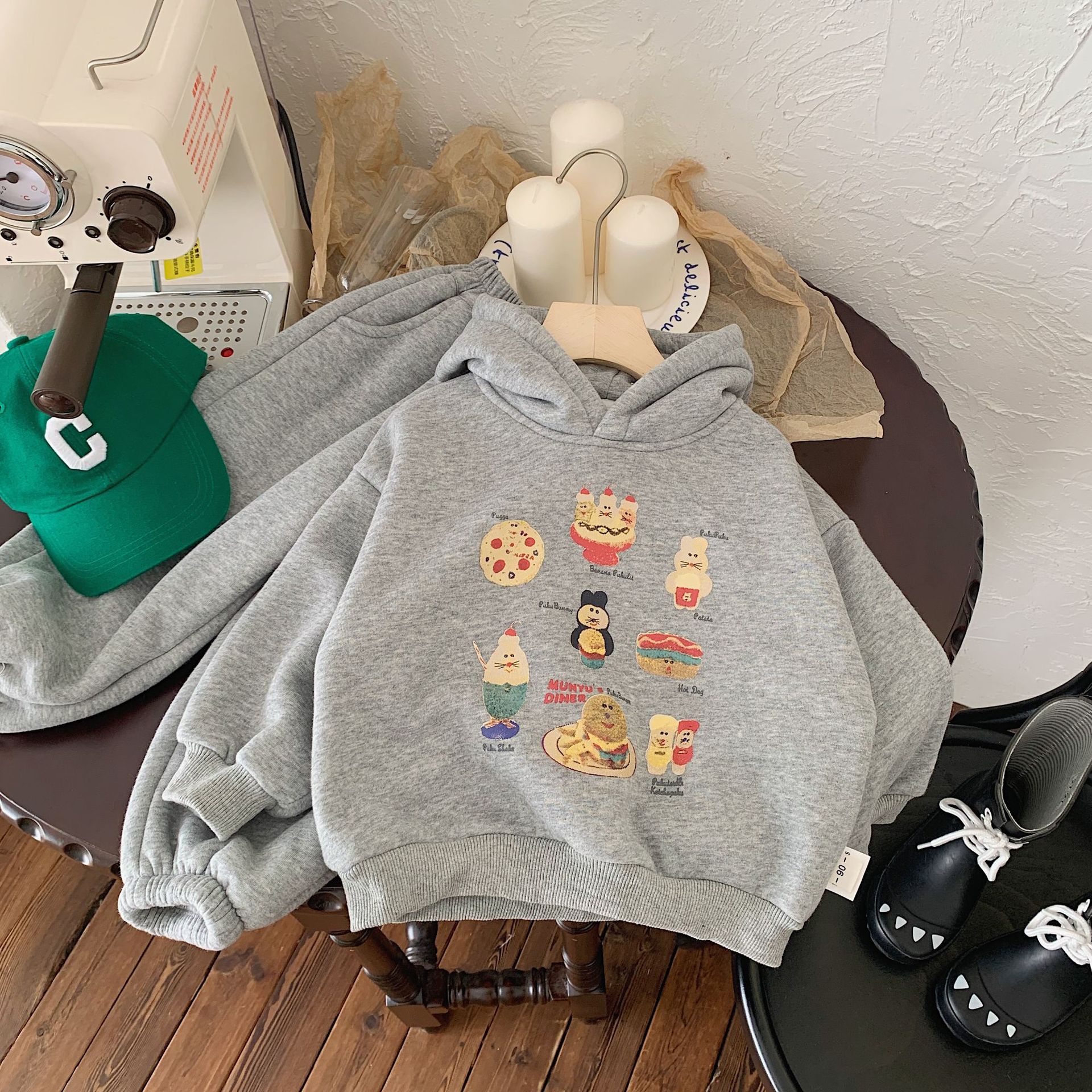Kinder 2023 Bangcheng Winter Edition Koreanische Jungen-Mädchen-Pizza-Kapuzen- und Samtpullover-Zweiteiler_voghion.com