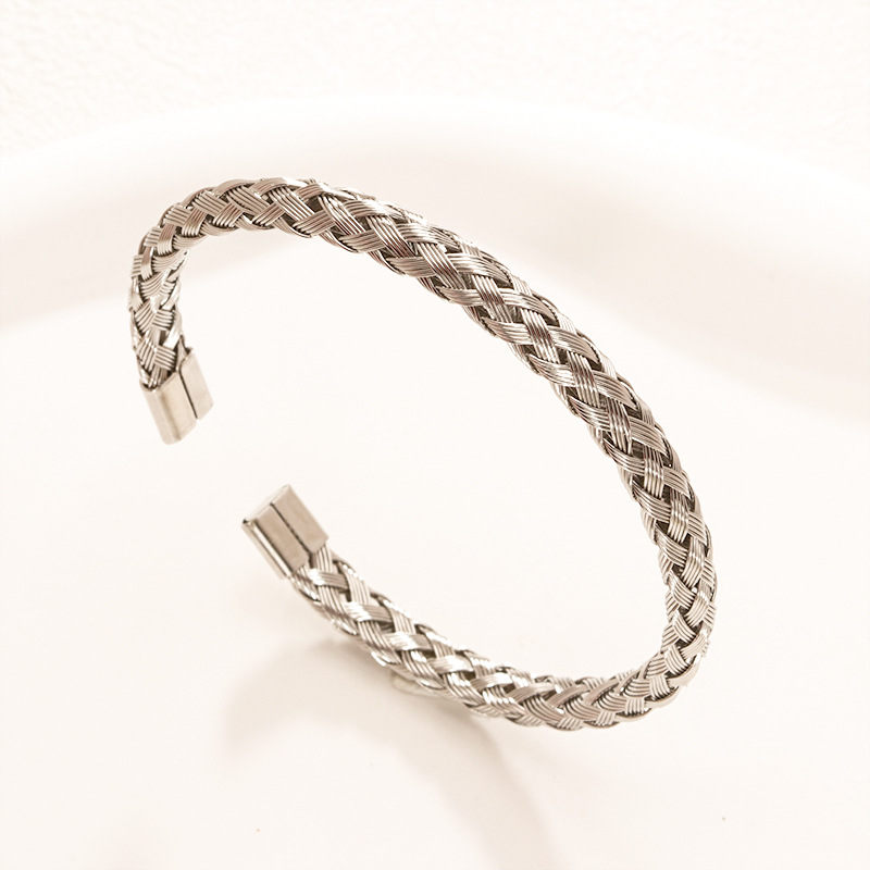 Fábrica en stock al por mayor de Europa y América transfronteriza de acero inoxidable en forma de C pulsera abierta ajustable chapado en oro 18K personalidad no se desvanece