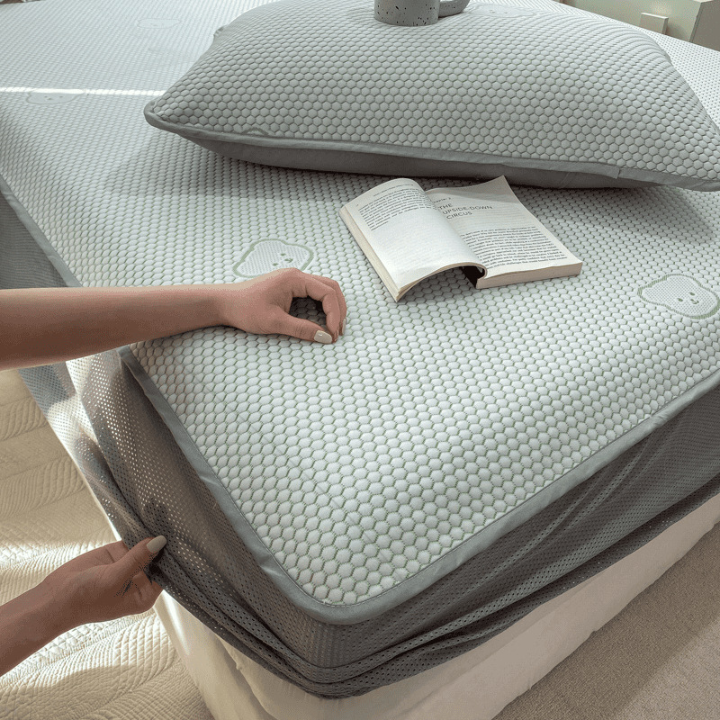 Funda de cama de seda de hielo de tres piezas verano 2025 nueva cubierta protectora de colchón todo incluido cubierta cubierta cubierta de cama de alfombra para niños