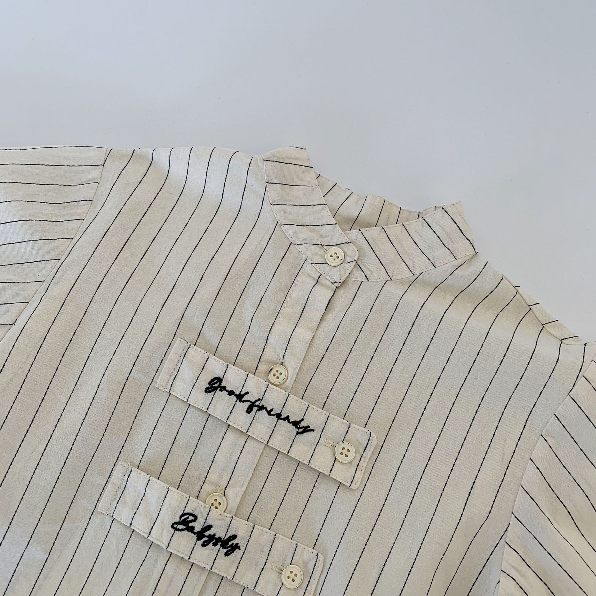 Camisas infantiles de Mai Bao 2025 otoño para niños Camisas casuales bordadas a rayas para niños de media edad, camisas coreanas de moda