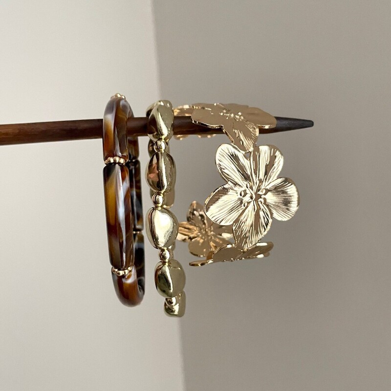 Metal Three-Dimensional Flower Bracelet with an Open Design, Minimalist Style, Sweet and Cool, Versatile, Can Be Used as an Arm Band for Women Metal Three-Dimensional Flower Bracelet with an Open Design, Minimalist Style, Sweet and Cool, Versatile, Can Be Used as an Arm Band for Women