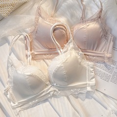 無痕のサテンの下着の女性の小胸は大きくて純粋です。