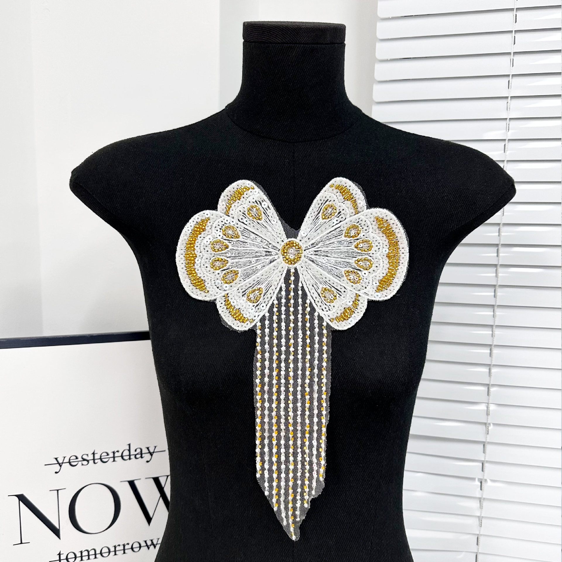 Bordado por computadora flor de pecho mariposa calcomanía flor de hombro vestido de boda vestido de noche camisa jeans vestido accesorios de comercio exterior