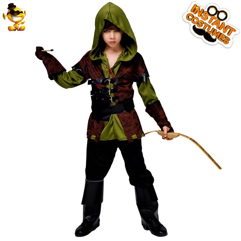 子供の男性のハロウィンの侠客は射手の服装のパーティーを盗みます。|undefined