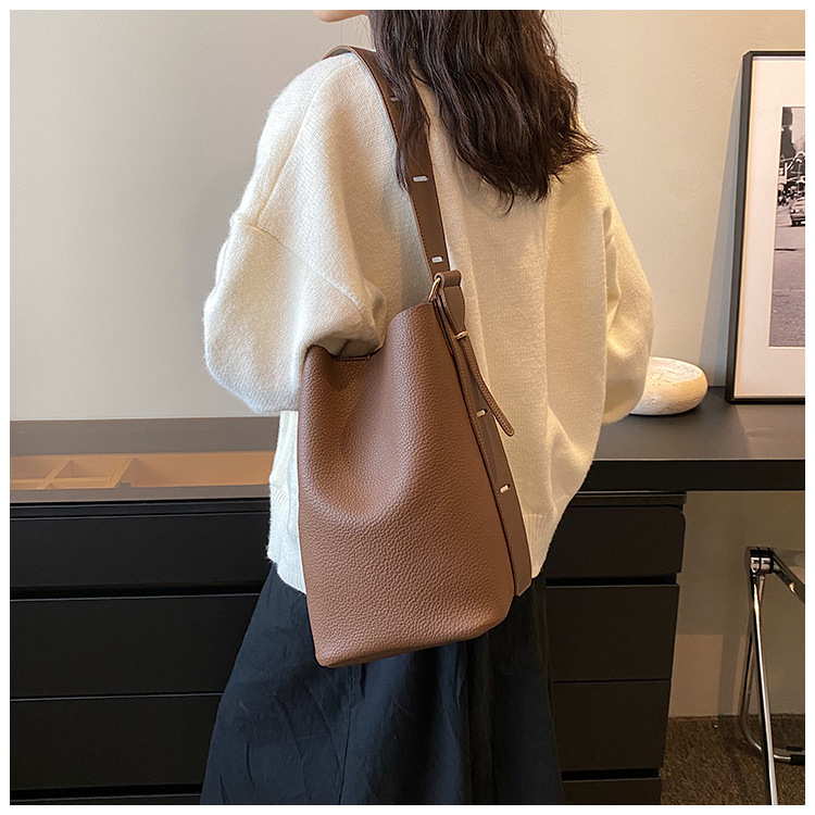 Nieuwe Retro Niche Design Tas voor Vrouwen Licht Luxe Hoge Esthetische Waarde Enkele Schouder Crossbody Tas Grote Capaciteit Brede Schouderband Emmer Tas_voghion.com