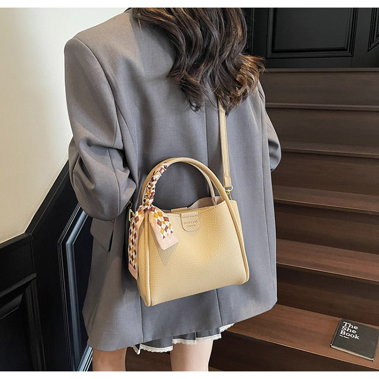 This year, the popular hand-held bucket bag for women in 2025 is a new, fashionable and simple single-shoulder small handbag that is versatile for commuting undefined