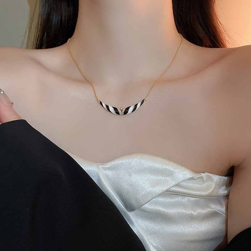 Dizainerio stiliaus, elegancija, išskirtinė kaklo grandinėlė, madingas, lengvas prabangus papuošalų rinkinys_voghion.com