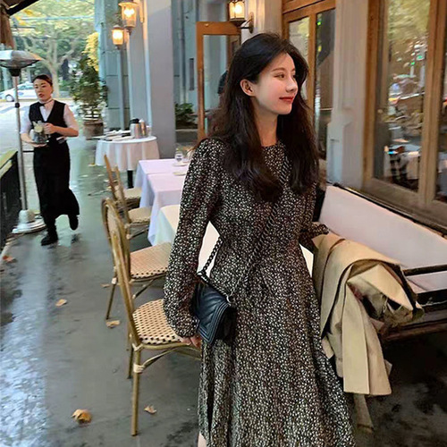 Tea-inspired floral long dress with an elegant and sophisticated vibe, suitable for spring. French vintage style, featuring a high-low hemline and a flattering waistline design for a slimming effect. Korean-style base layer dress.