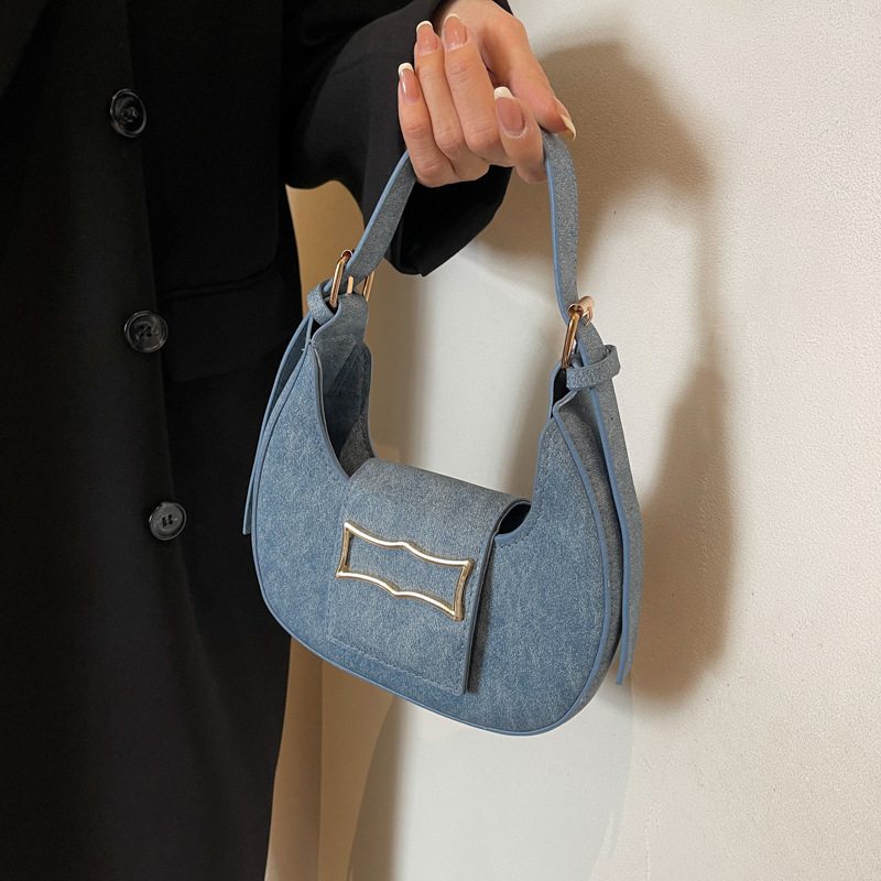 Temperamento simple y de moda 2024 color sólido primavera ocio popular de este año, estilo occidental, bolso portátil de un solo hombro y axila