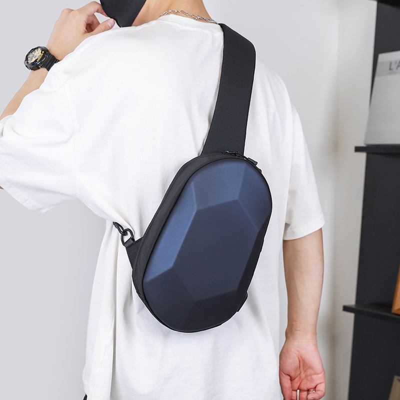 Zaino di ricarica USB per moto da uomo, guscio rigido antispruzzo, borsa sul petto obliqua a cavallo, piccolo zaino da pendolarismo_voghion.com