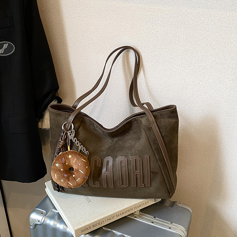 Casual de gran capacidad retro bolsas de seda de peluche mujeres 2025 nuevo estilo de transporte universal bolsas de hombro bolsas de estudiantes universitarios