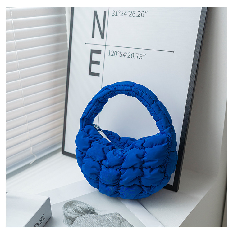 2024 nuevo bolso de nube con pliegues, mini bolso de mano de nicho coreano, chaqueta de algodón de plumón, bolso de mano, bolso de burbuja