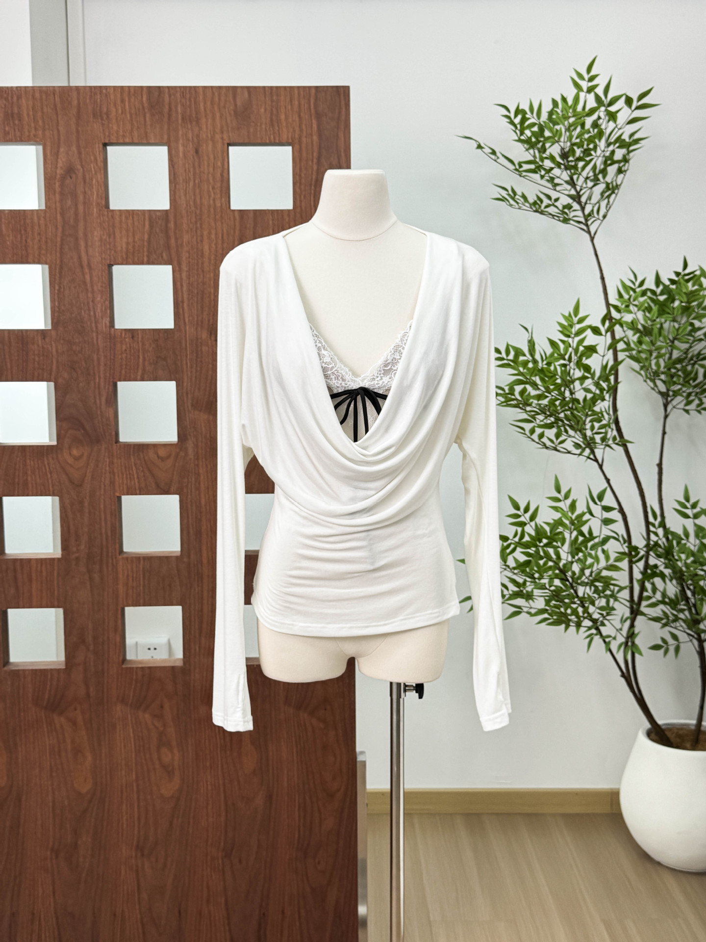 Código pulsante negro camiseta de cuello swing femenina primavera delgada sexy real de dos piezas 2026 nuevo image 8