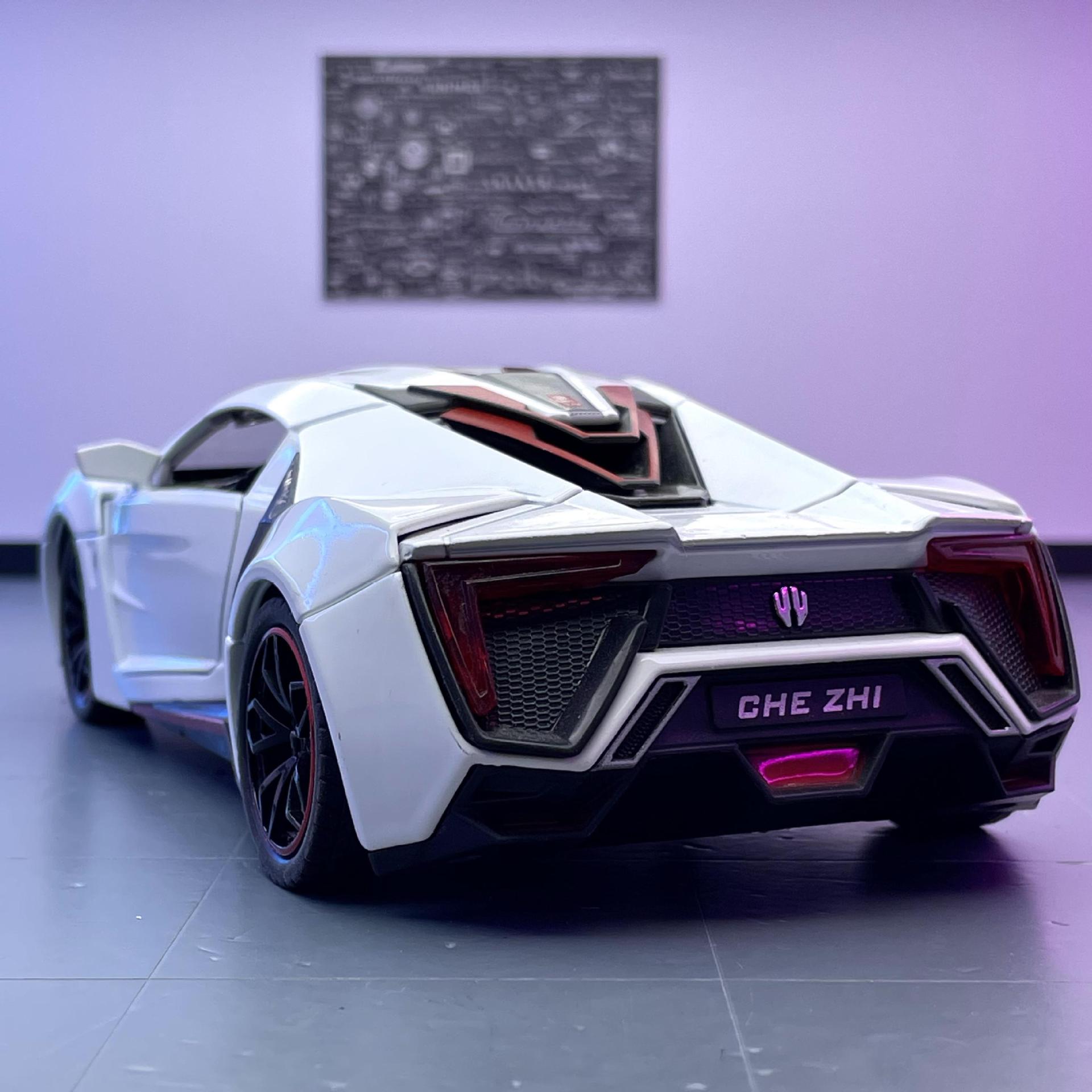 Aleación de coche 1:24 Laiken Super running modelo de coche tire hacia atrás con sonido y luz niño modelo de coche de juguete colección de decoración