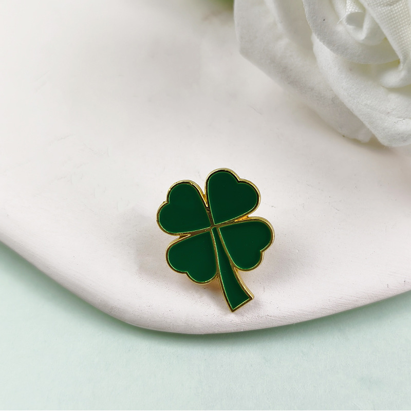 Lucky Clover Broche Aleación Gota Aceite Ropa Bolsos Pin Accesorios Chicas Joyas lindas Insignias al por mayor