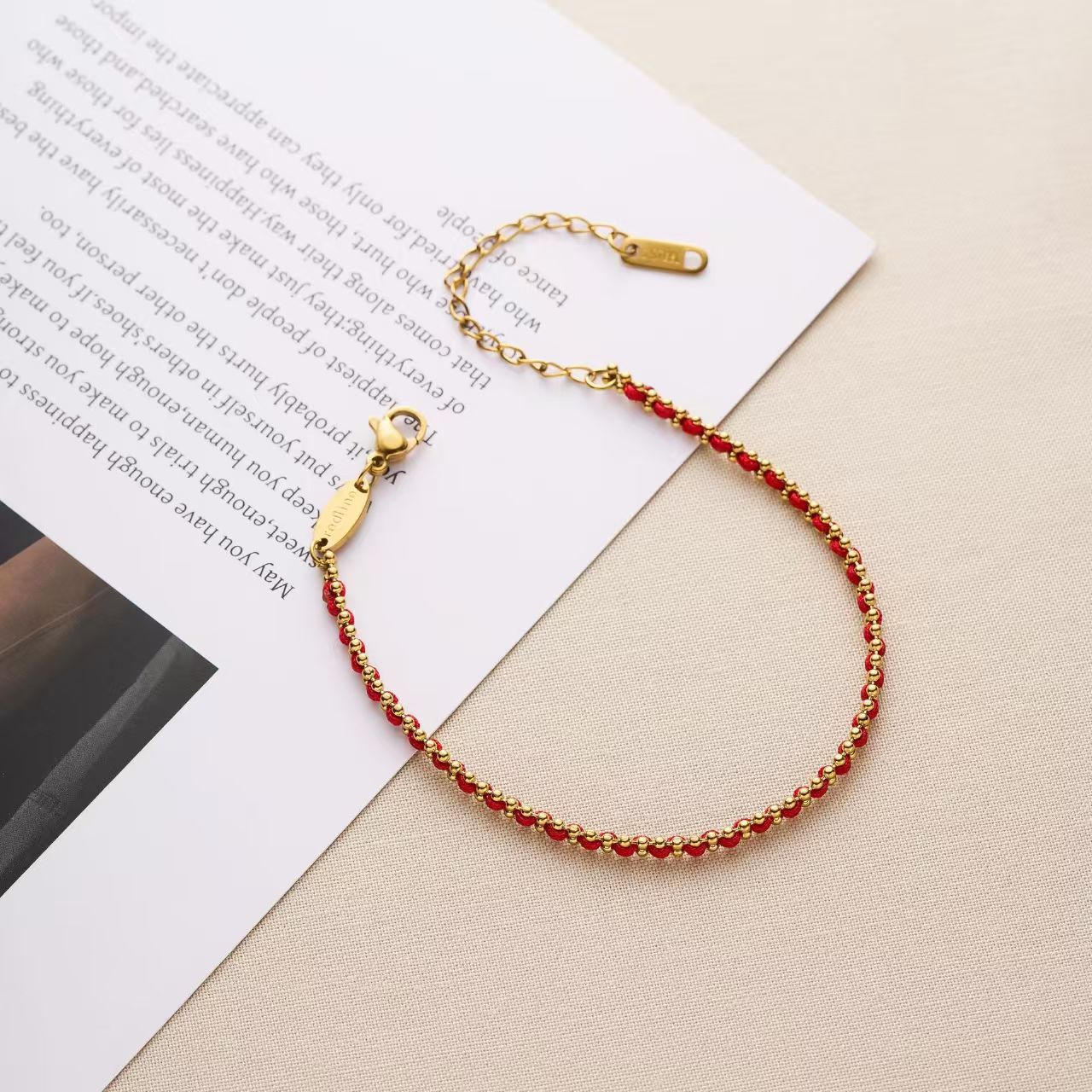 Pequeño libro rojo explosión de acero de titanio no desvanecerse pulsera de cuerda roja de acero inoxidable retro de alto nivel temperamento nuevo estilo de moda hecha a mano