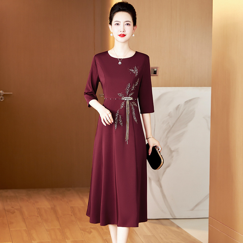 Spring and autumn high-end elegant wedding dress for middle-aged and elderly mothers, fashionable tassel and rhinestone embellished mother-in-law's wedding gown Spring and autumn high-end elegant wedding dress for middle-aged and elderly mothers, fashionable tassel and rhinestone embellished mother-in-law's wedding gown