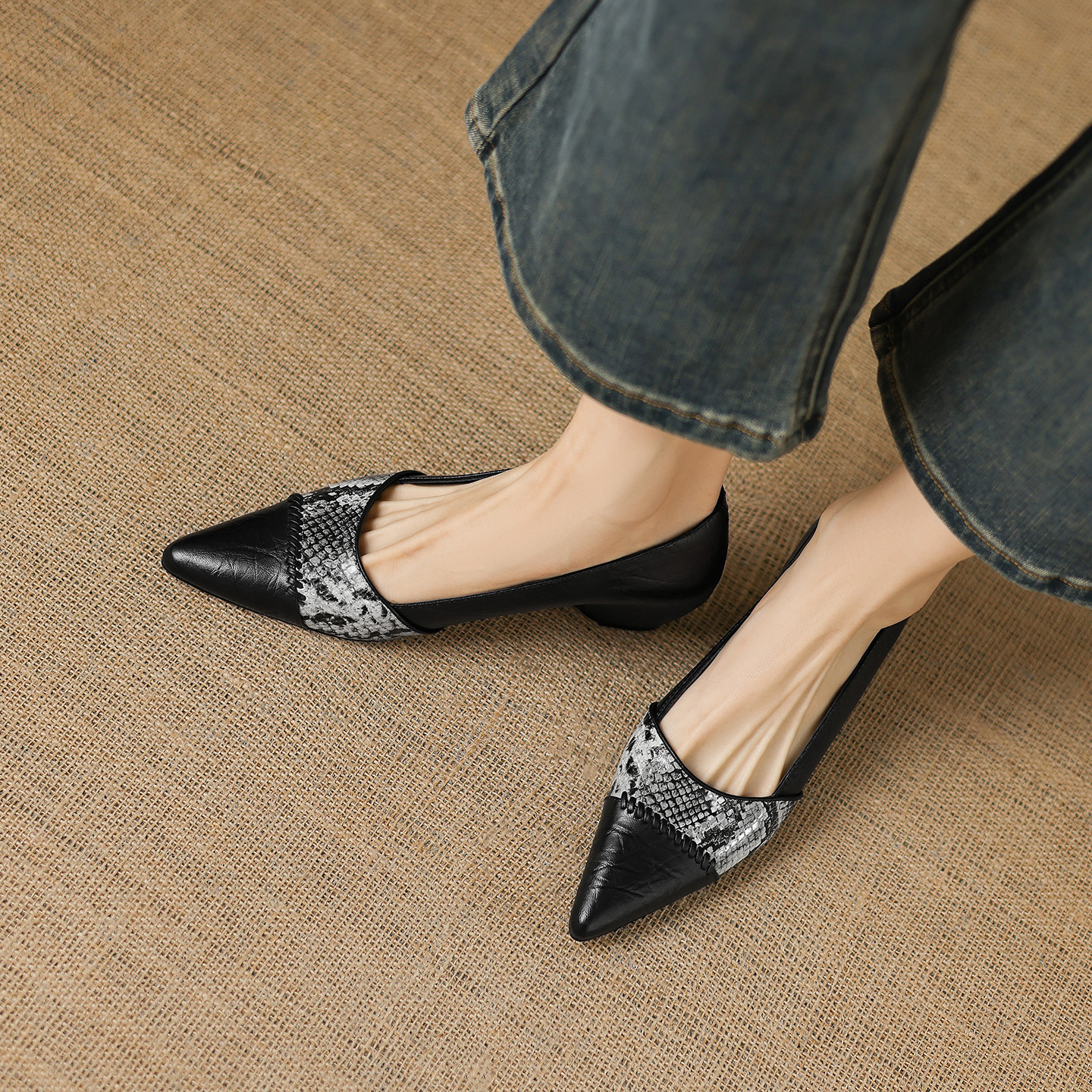 Giày cao gót nữ mũi nhọn da cừu phối màu gót 5 cm kiểu Pháp — đen