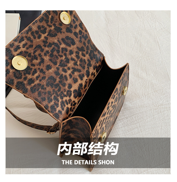 The new leopard print handbag is trendy and stylish. The crossbody bag has a simple texture and a spicy girl style. It is a unique single-shoulder small square bag undefined