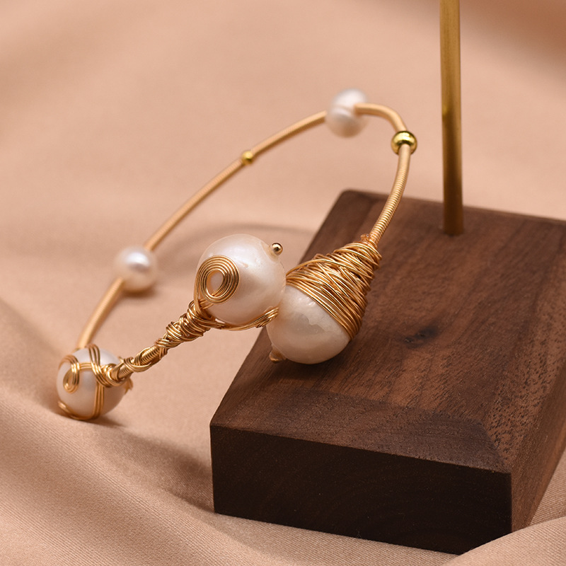 Pulseras de perlas de alto nivel nuevo retro europeo y americano cruzado pulseras de perlas de agua dulce abiertas pulseras al por mayor natural