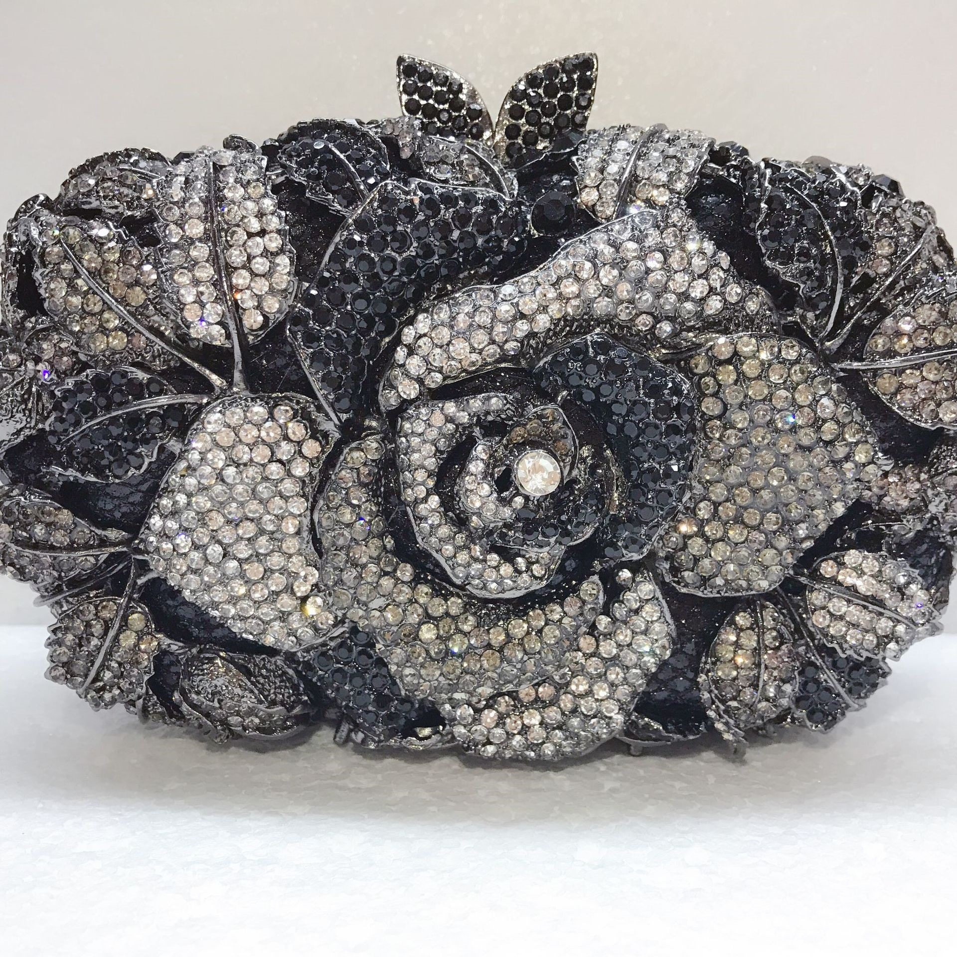 Seleccione estrictamente hueco rosa diamantes bolso de cena metal caja dura bolso de mujer bolso de vestido de fiesta de Año Nuevo bolso de diamantes de banquete