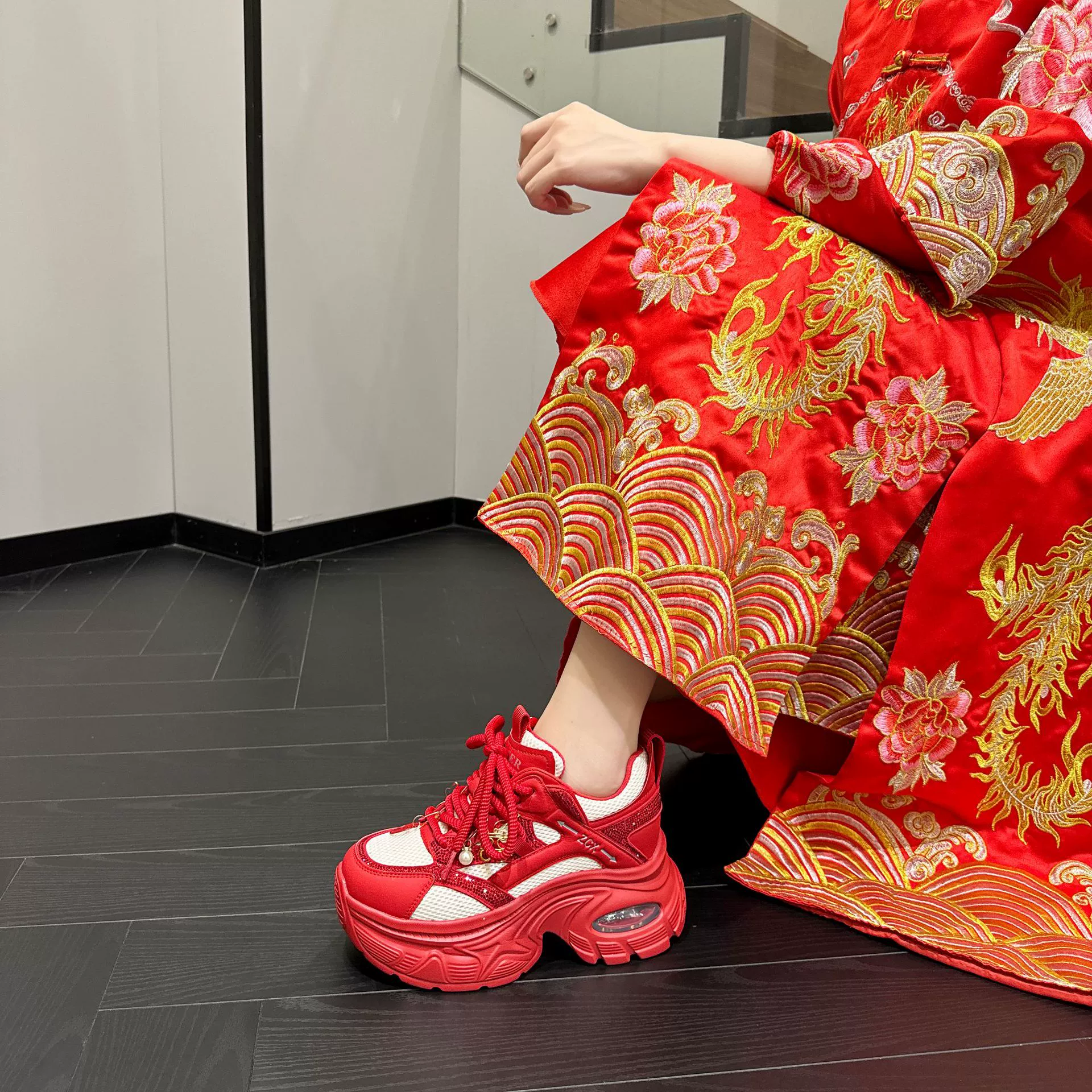Свадебные туфли Xiuhe для женщин, новая модель 2025 года, красные туфли на высоком каблуке, увеличивающие рост, на толстой подошве, спортивные туфли для подружек невесты и невесты