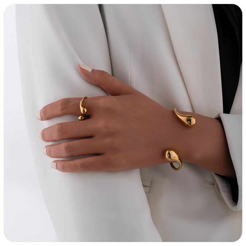 Tina Europa y América de moda doble gota de agua pulsera de acero de titanio temperamento femenino 18k oro galvanizado acero inoxidable abierto joyería de anillo