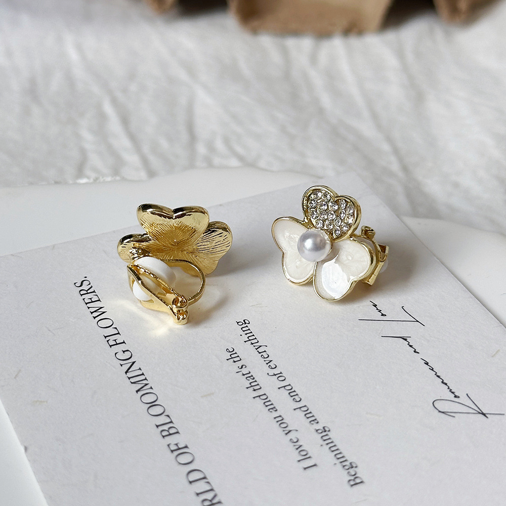 Versión coreana del temperamento de camelia, sin orejas perforadas, pinza para la oreja, flor de perla, tablero de ajedrez, pinza para la oreja triangular con diamantes, pendientes de nicho para mujeres