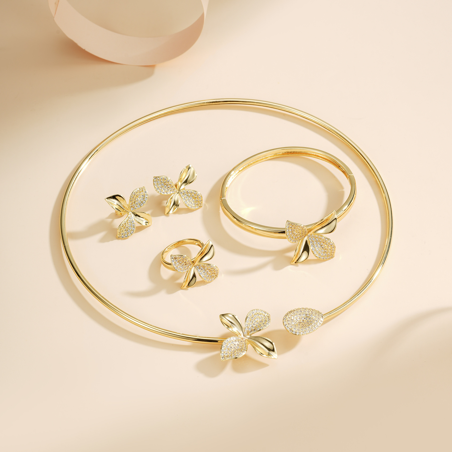 Explosiones transfronterizas ligeras de lujo Seiko textura alta de cuatro hojas flores abiertas collar pulsera anillo pernos set de cuatro piezas