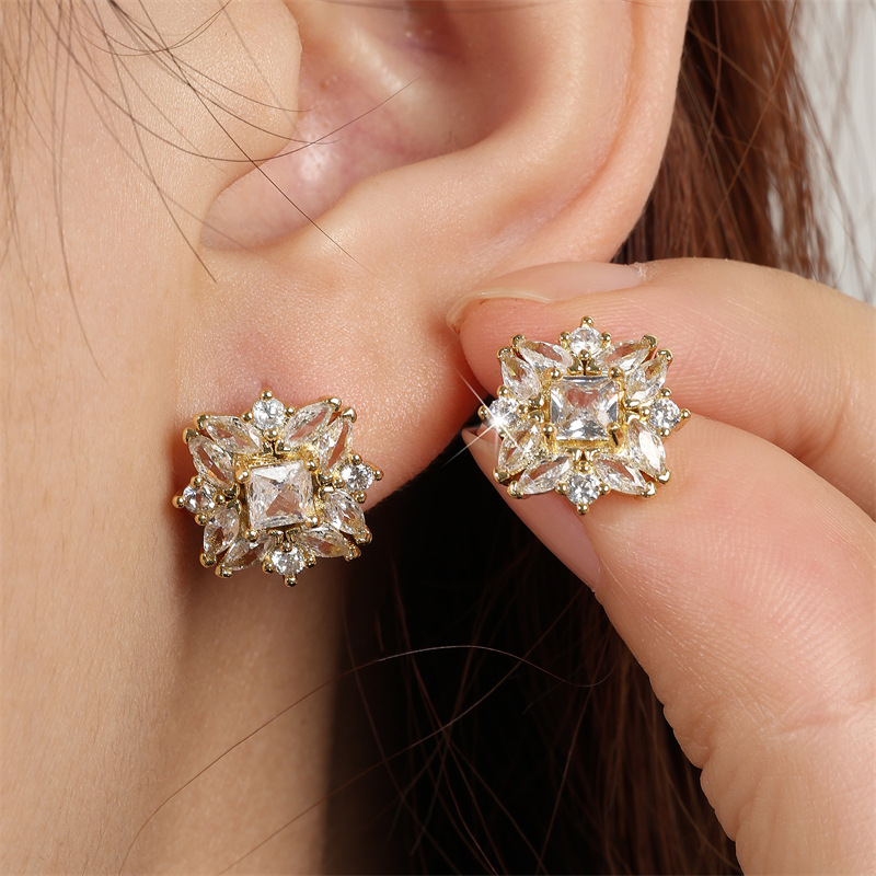 1 Pair Elegant Simple Style Streetwear Geometric Inlay Copper Zircon Ear Studs display picture 1