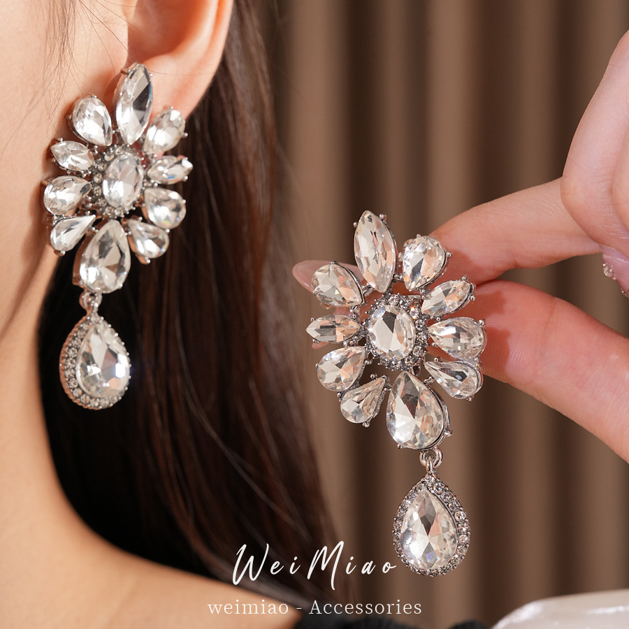 Flores de diamantes en forma de gotas de agua para las orejas de las mujeres sin agujeros de orejas personalidad temperamento delicado pendientes ligero lujo alta sensación de auriculares al por mayor