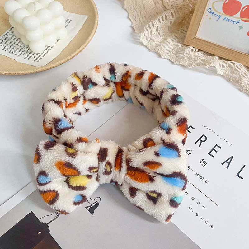 Europa y los Estados Unidos ondulado punto de leopardo coral mariposa fin correa de cabello mujer lavado cara banda de cabello rayas transfronterizas peluche adornamientos para el cabello al por mayor