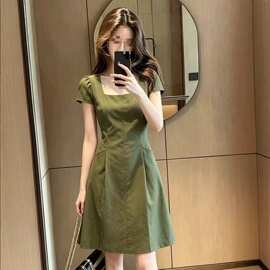 2026夏季新款法式复古绿色收腰方领短袖A字连衣裙女气质显瘦短裙