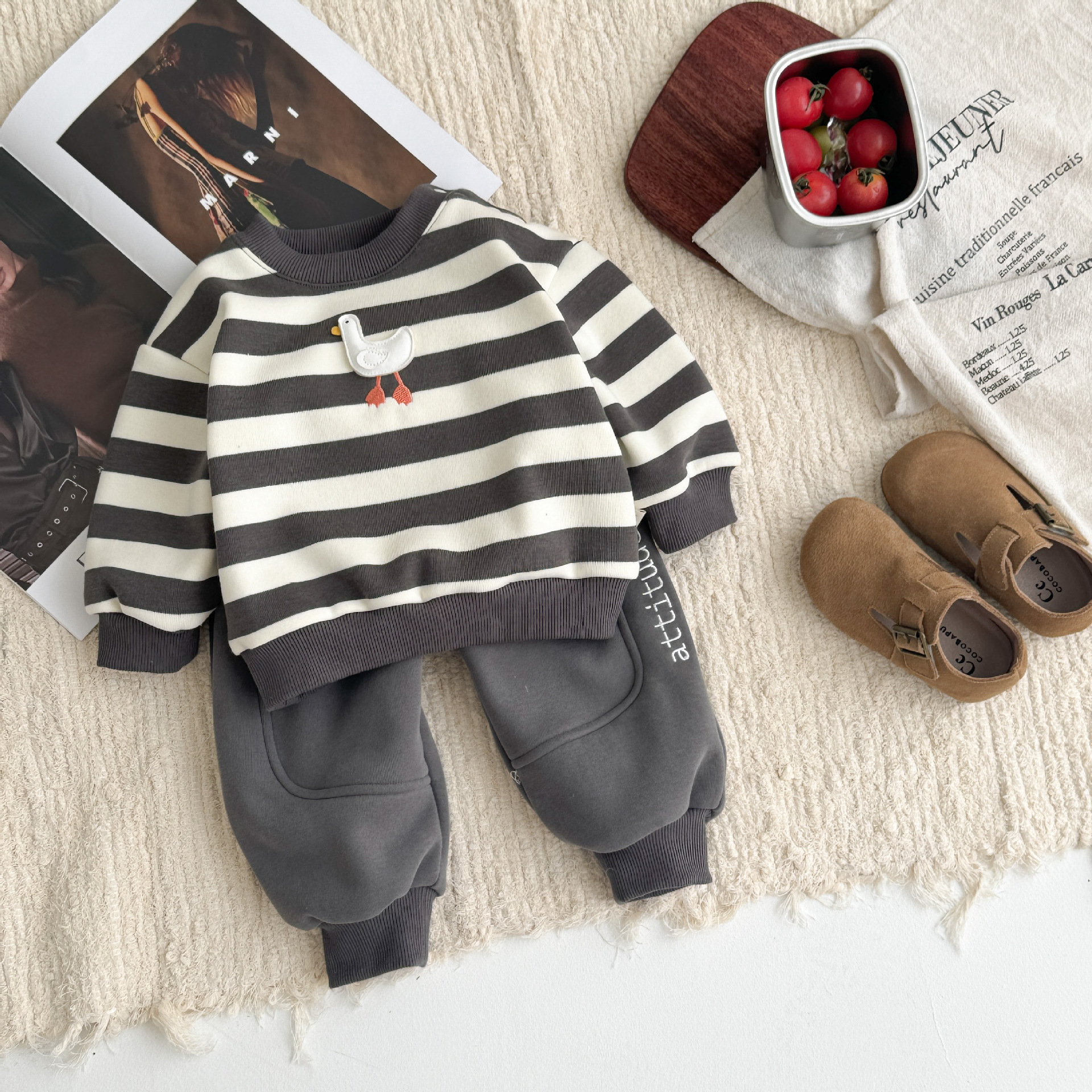 Nueva ropa para niños de Corea del Sur, dibujos animados de invierno, patito a rayas, cómodo y cálido, traje acolchado de bebé súper lindo