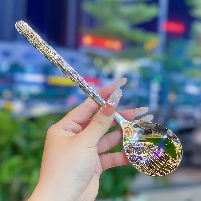 Cuchara de sopa martillada en acero inoxidable estilo coreano_voghion.com