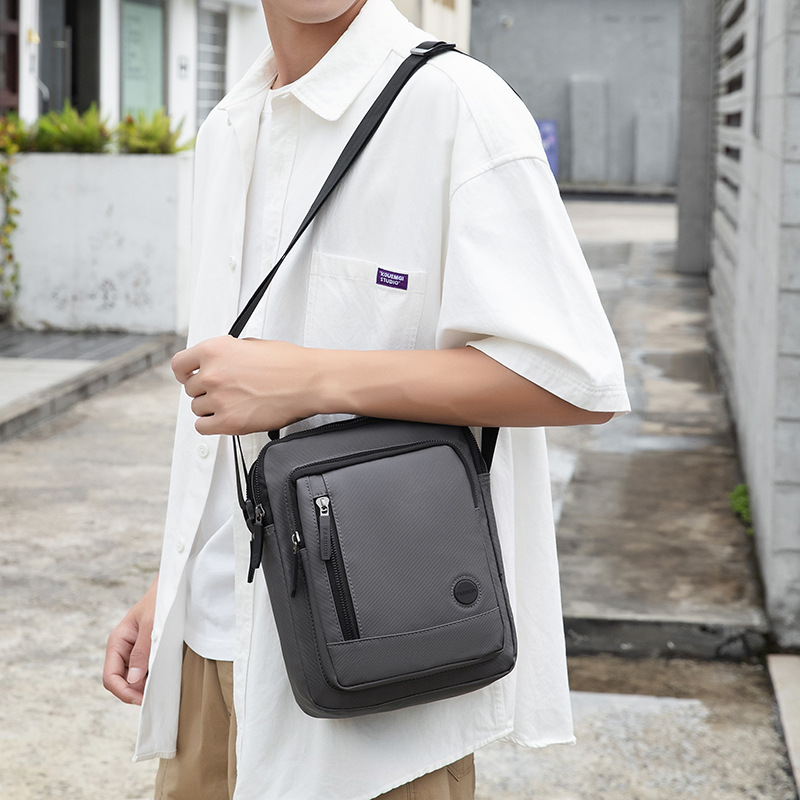 2024 nuevo bolso de hombro de negocios simple bolso de hombro casual de color sólido portátil a prueba de rociadores bolso de hombre inclinado